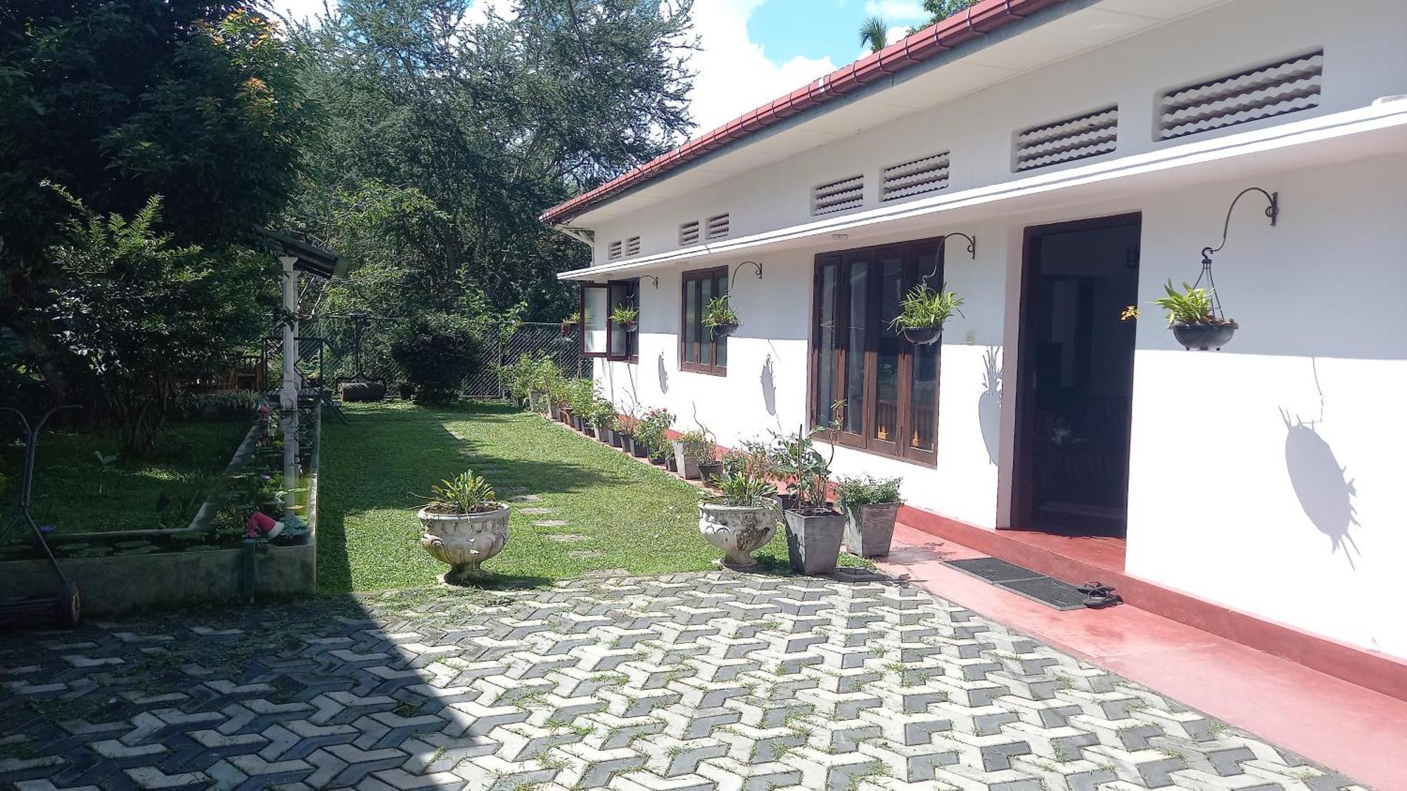 Mahaweli Shades Hotel Kandy Exterior photo